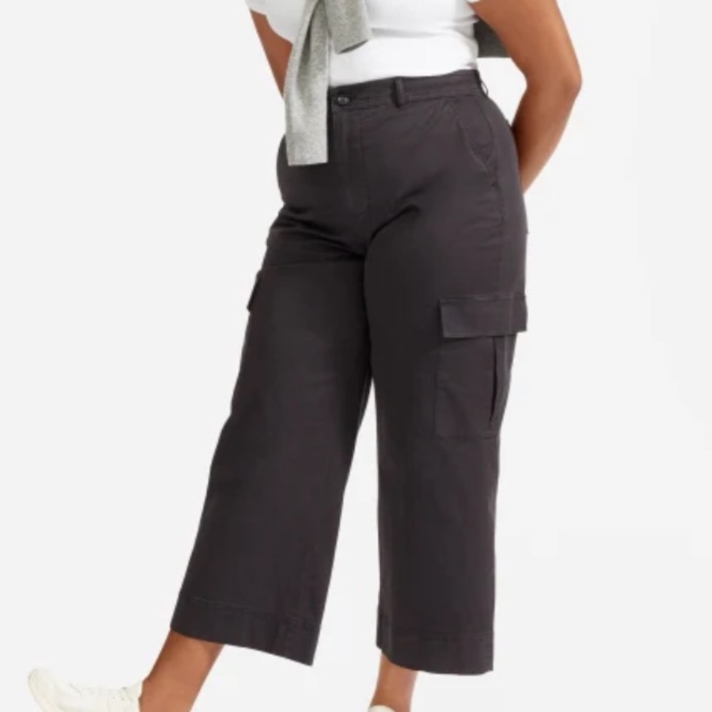 Everlane Wide Leg Crop Cargo Pant in Washed Black